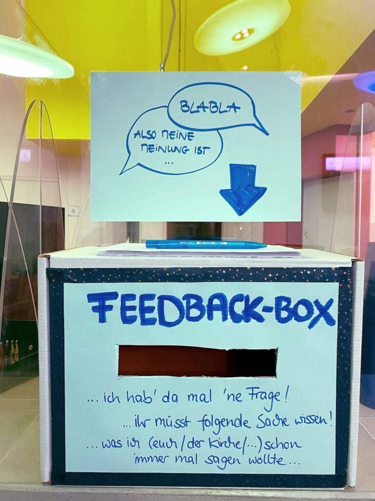 Kiste mit der Aufschrift Feedback-Box